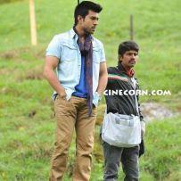 thumbs nee jathaga nenundali song working stills pics photos images gallery 1 Yevadu Nee Jathaga Nennundali Song Working Stills