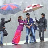 thumbs nee jathaga nenundali song working stills pics photos images gallery Yevadu Nee Jathaga Nennundali Song Working Stills