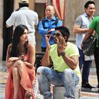 thumbs allu arjun shruthi haasan race gurram movie working stills photos pics images gallery 5 Allu Arjun   Shruthi Haasan Race Gurram Movie Working Stills