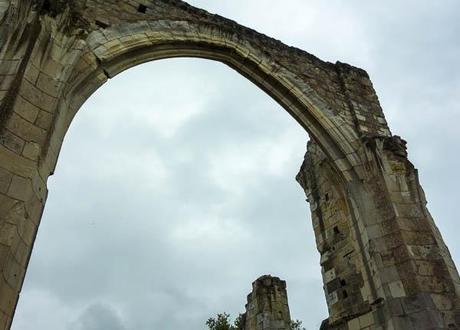 photo of arch from ruined church at Saint-Cosme Priory