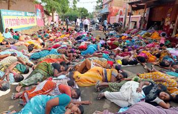 Anti-nuclear Power Protesters ‘Drop Dead’ on 700th day of Kudankulam Stir