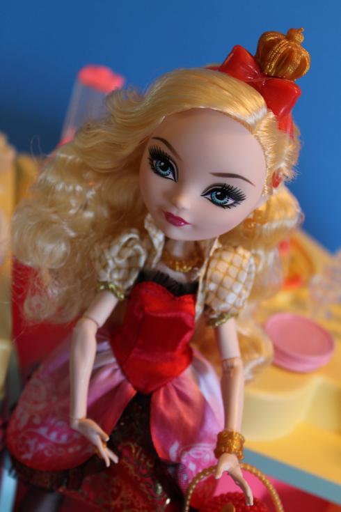 Dolly Review: Ever After High Apple White - Paperblog