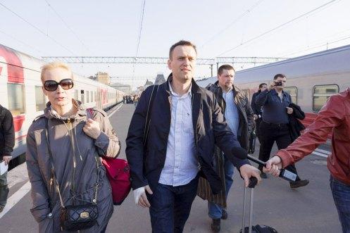 Alexei Navalny (C), his wife Yulia (L) and co-defendant Pyotr Ofitserov (R).