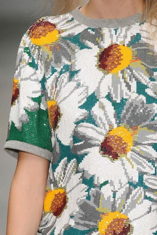 d-aisychain:

thecollectionblog:

Sequined t-shirt with daisies...