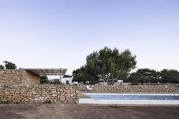 Pool & outdoor lounge by Marià Castelló Martínez