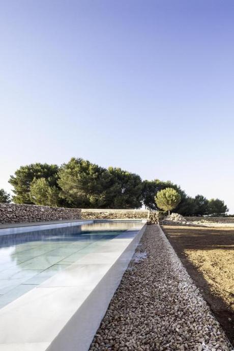 Pool & outdoor lounge by Marià Castelló Martínez