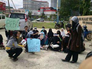 14 Detained for Protesting Against TPP