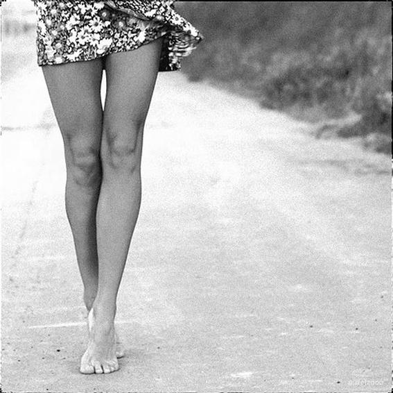 ilovegreeninsp_barefoot-chillin-fashion-girl-hot-Favim.com-125900