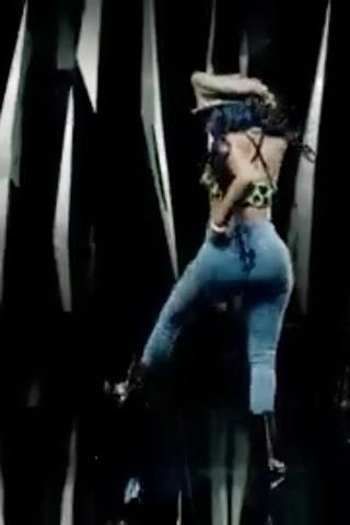 NICKI TWERKS IT