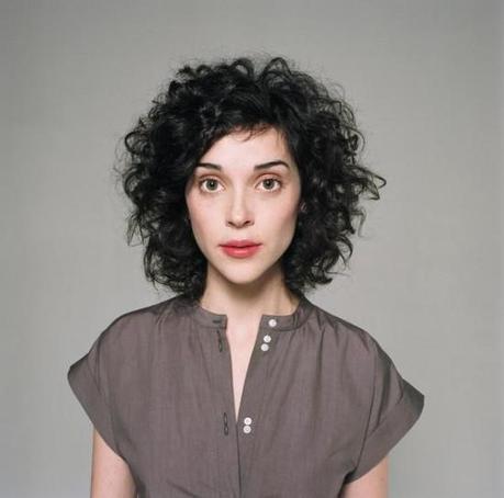 st vincent 550x543 ST. VINCENT PLAYS HOUSEWIFE IN NEW VIDEO 