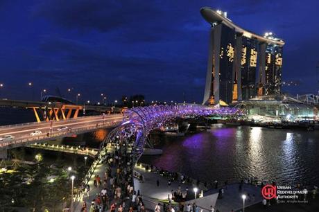 Double_Helix_Bridge,_Singapore_(night)