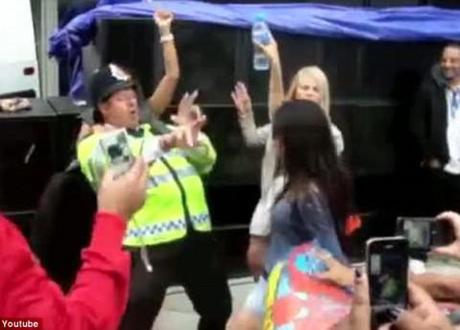 Dancing policeman rocks Notting Hill Carnival