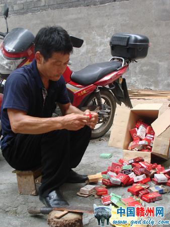 Chinese Man Builds 600,000-Cigarette-Pack Fort