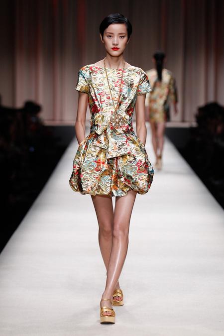 fashion-ismysparewheel:

runwaymafia:

Moschino Resort...