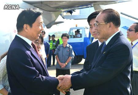 Chinese Vice President Li Yuanchao (L) shakes hands with SPA Presidium Vice President Yang Hyong Sop (R) after arriving in Pyongyang on 25 July 2013 (Photo: KCNA).