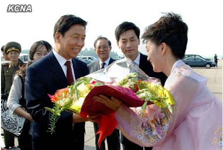 Chinese Vice President Li Yuanchao (L) receives a floral basket from a DPRK woman worker after arriving in Pyongyang on 25 July 2013 (Photo: KCNA)