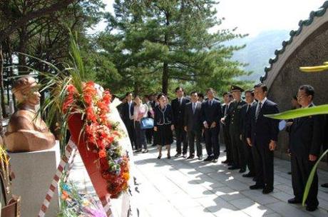 Chinese Vice President Li Yuanchao, along with a Chinese delegation, senior DPRK officials and DPRK citizens attend a wreath laying ceremony at the CPV Fallen Fighters' Cemetery in Hoech'ang County, South P'yo'ngan Province on 26 July 2013 (Photo: Rodong Sinmun)