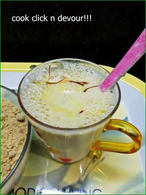 Almond-pistachios milk with homemade mix
