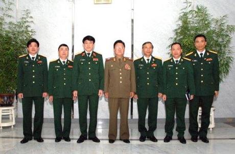 VMar Choe Ryong Hae (C) poses for a commemorative photograph with a delegation of the Vietnam People's Army's General Political Department in Pyongyang on 28 July (Photo: Rodong Sinmun).