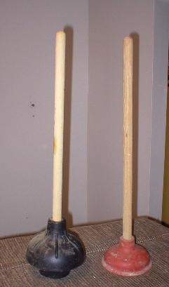 English: Large image of household plungers: on... English: Large image of household plungers: on...