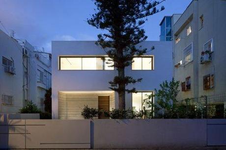 Renovation Of A Dov Carmi Urban Villa by Pitsou Kedem Architects