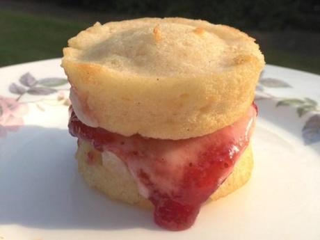 mini victoria sponge sandwich cakes for afternoon recipe oozing with strawberry jame and vanilla buttercream7
