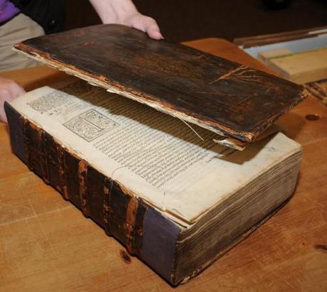 The book is a leather-bound printed on handmade paper. It is 13”x9”x4”, sewn on 6 raised cords with a tightback spine structure. The covers seem to be original but the spine leather is not. Currently, the deteriorated state of the volume prevents us from exhibiting it. 