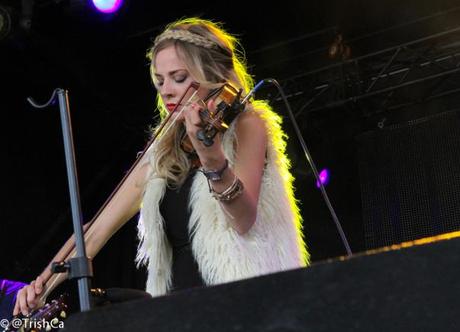 Mackenzie Porter at Boots and Hearts 2013 [credit: Trish Cassling]