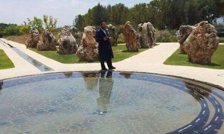 Rav Bloi respects the fallen soldiers memorial