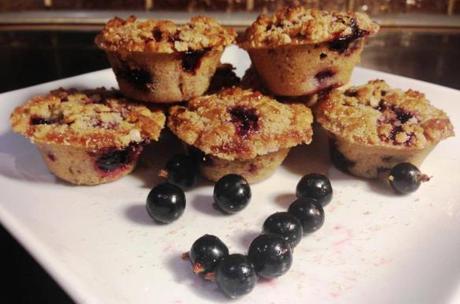 mini blackcurrant muffins with caramelised brown sugar crumble topping recipe