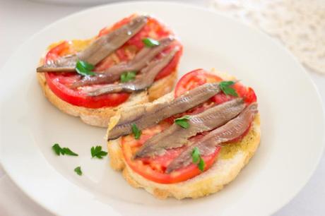 Toast with tomato, anchovies and parsley