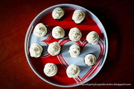Chocolate Cupcakes with Marshmallow Hats / Шоколадные Капкейки с Кремом Маршмеллоу
