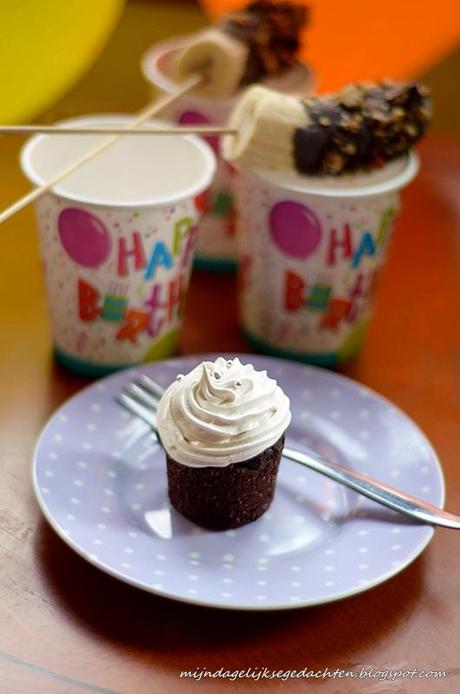 Chocolate Cupcakes with Marshmallow Hats / Шоколадные Капкейки с Кремом Маршмеллоу