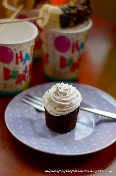 Chocolate Cupcakes with Marshmallow Hats / Шоколадные Капкейки с Кремом Маршмеллоу