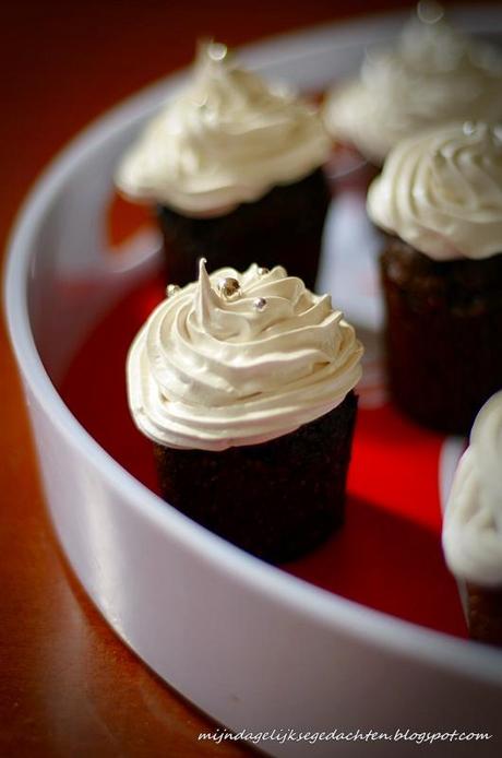 Chocolate Cupcakes with Marshmallow Hats / Шоколадные Капкейки с Кремом Маршмеллоу