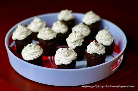 Chocolate Cupcakes with Marshmallow Hats / Шоколадные Капкейки с Кремом Маршмеллоу