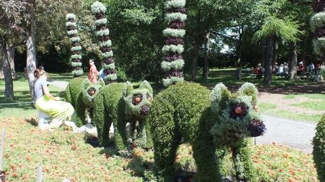 All In a Row (gardener pruning) - Mosaiculture - Montreal Botancial Gardens