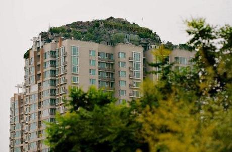 chinese-man-fortress-building