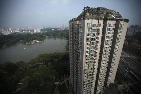 chinese-man-fortress-building-3