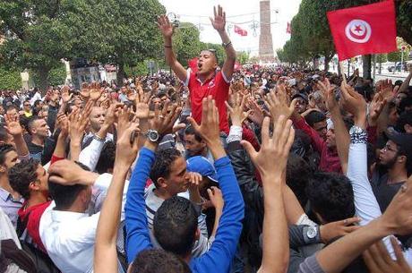 800px-1st_of_May_protest,_Avenue_Bourguiba,_Tunis,_Tunisia