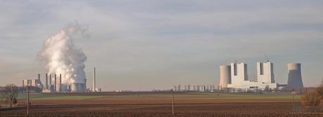 RWE's Neurath lignit coal-fired power station at Neurath in Grevenbroich, Northrhine-Westphalia (Germany). (Credit: Stodtmeister http://en.wikipedia.org/wiki/File:Kraftwerk_Neurath_Bl%C3%B6cke_A-E_%2B_BoA_Neubau.jpg)