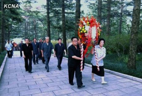 Members of the DPRK central leadership attend a wreath laying ceremony in Pyongyang on 19 August 2013 commemorating the 142nd birth anniversary of Kim Po Hyon, grandfather of late DPRK President and founder Kim Il Sung (Photo: KCNA).