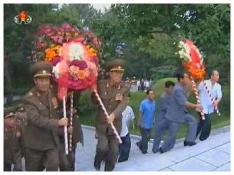 VMar Kim Jong Gak (L) carries a floral wreath to the grave of Kim Po Hyon in Pyongyang on 19 August 2013 (Photo: KCNA).
