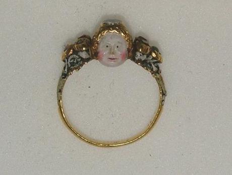 17th century memento mori ring showing a face