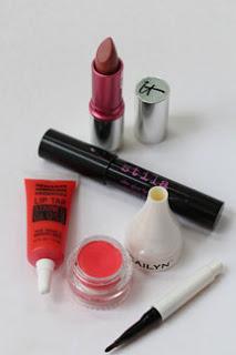 Peer Into My Makeup Bag - Roadtrip Essentials!