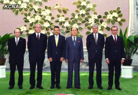 Kim Yong Nam poses for a commemorative photo with ICRC President Peter Maurer and a delegation of the International Committee of the Red Cross at Mansudae Assembly Hall in Pyongyang on 22 August 2013 (Photo: KCNA).