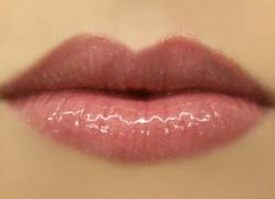 How to lighten dark lips