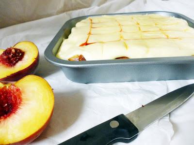 Peaches & (Butter)cream Traybake