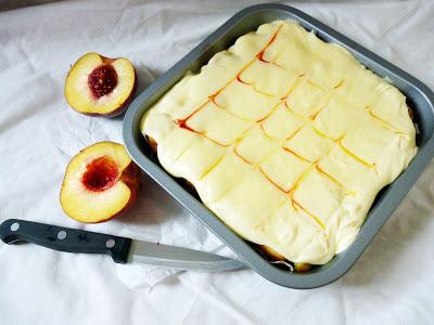 Peaches & (Butter)cream Traybake