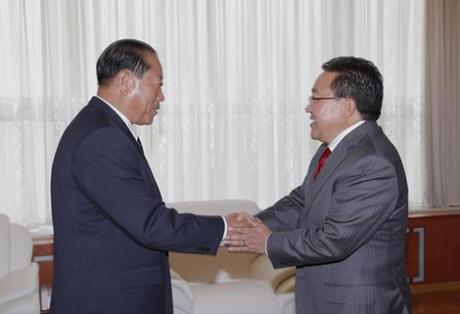 Minister of People's Security Gen. Choe Pu Il (L) shakes hands with Mongolian President Tsakhiagiin Elbegdorj (R) in Ulan Bator on 28 August 2013 (Photo: Office of the President of Mongolia).